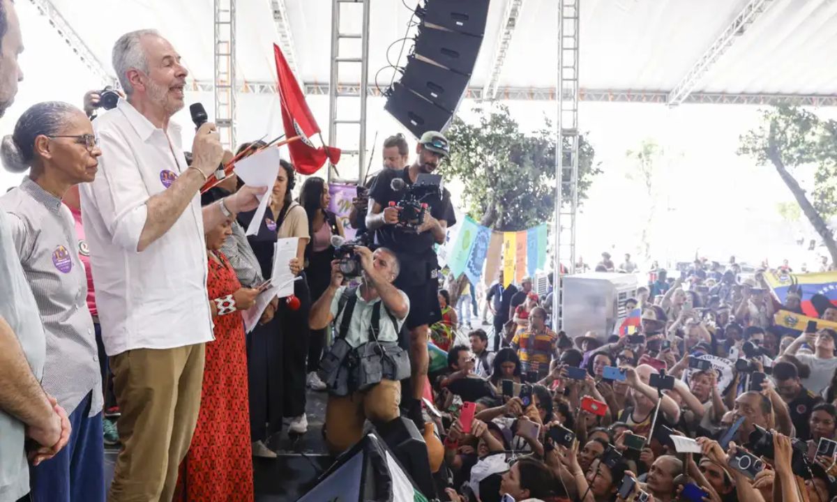O presidente da COP30, embaixador André Corrêa do Lago disrcusa durante encerramento da cúpula dos povos