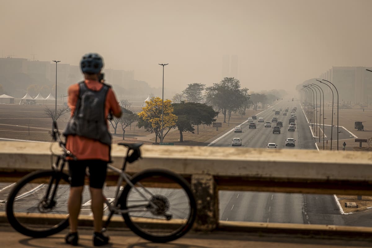 rasília amanhece encoberta por fumaça causada por incêndios florestais dos últimos dias