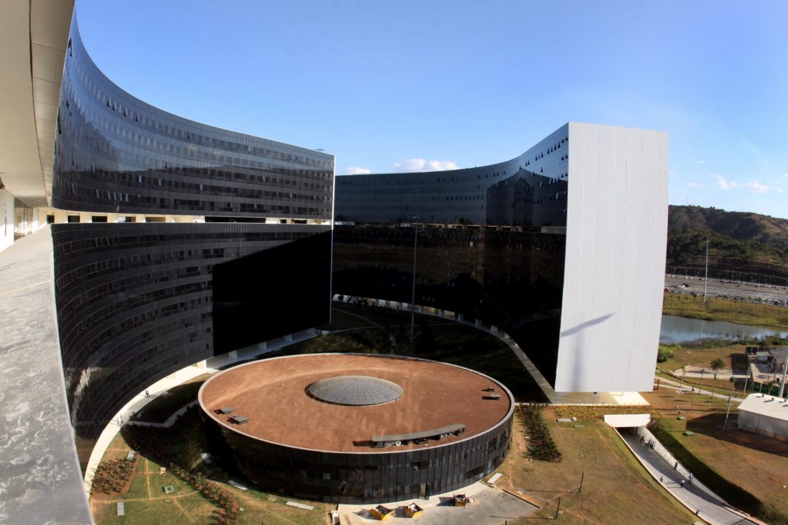 Justiça determina que governo de Minas pague retroativos a auditores internos por atraso em promoções