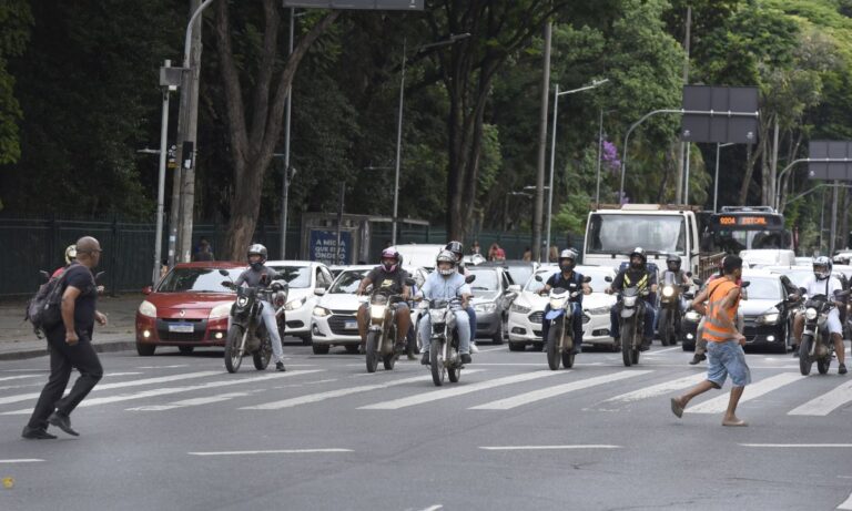 Carros circulam por BH