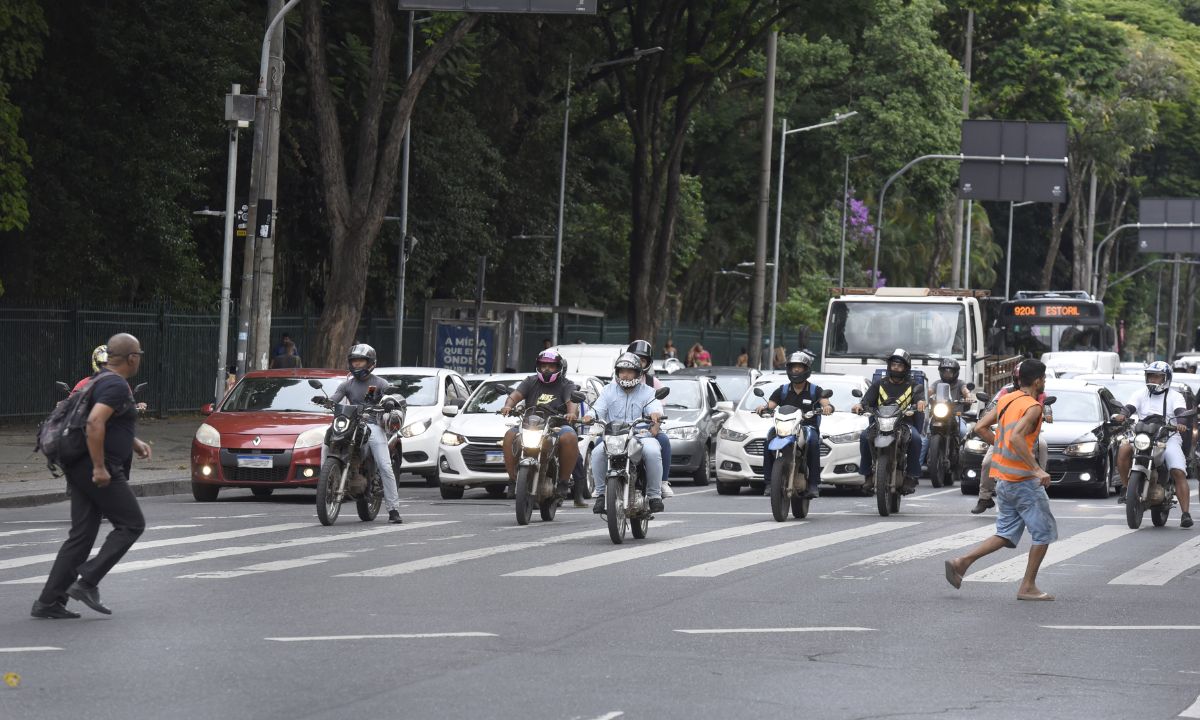 Carros circulam por BH
