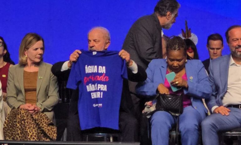 Lula exibe camisa contra a privatização da Copasa