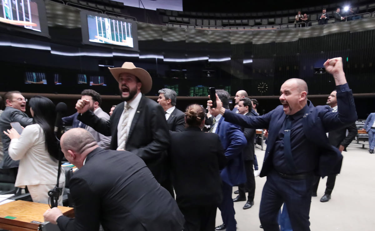 Plenário da Câmara comemora salvação de Zambelli