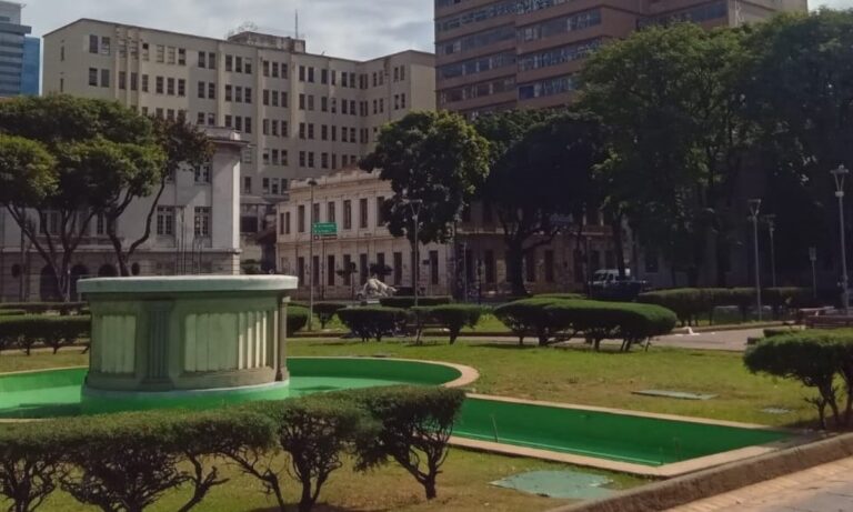 Vistos da Praça da Estação, no hipercentro de Belo Horizonte, antigos prédios da Escola de Engenharia da UFMG, ao fundo, estão sem uso há 15 anos. Foto: Marcelo Freitas