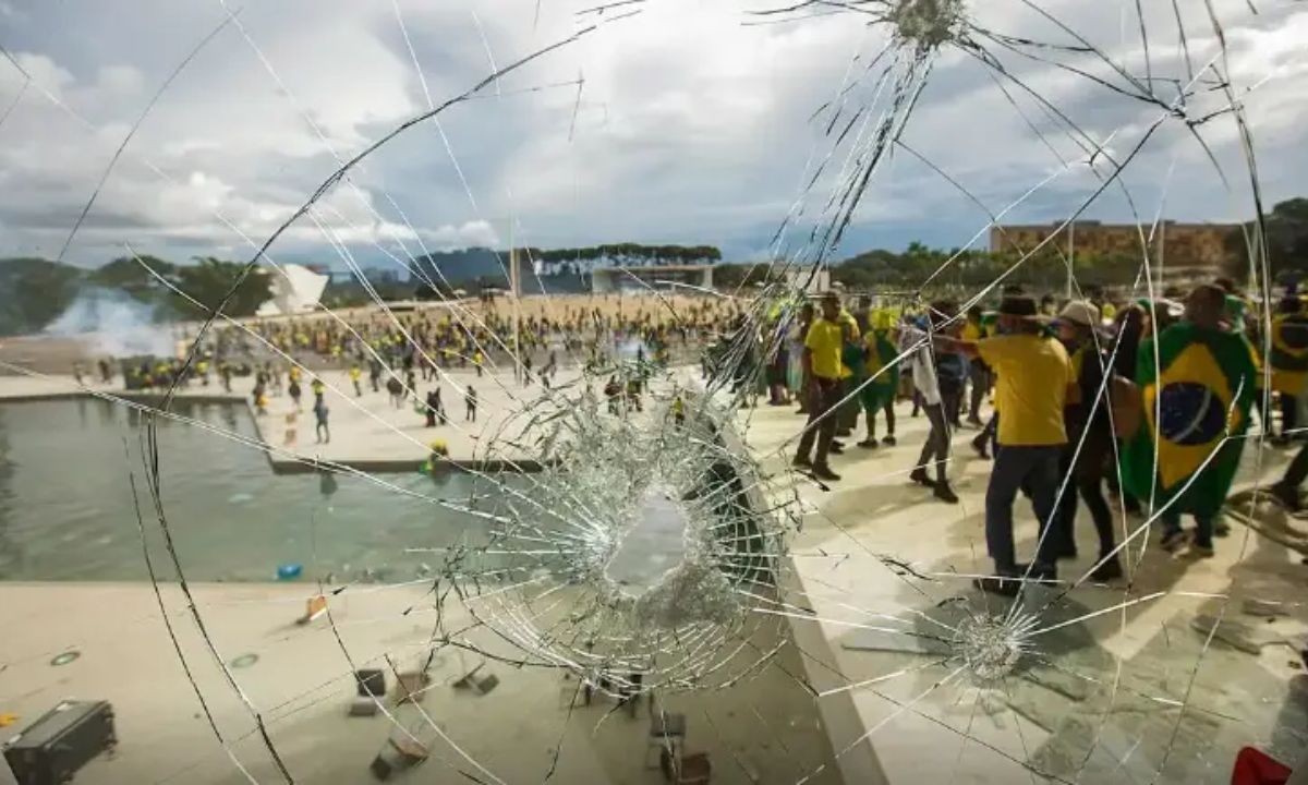 Manifestantes depredam a Praça dos Três Poderes