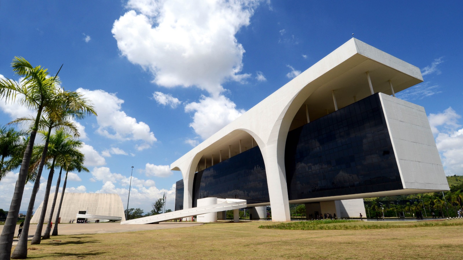 O plano do governo Zema para evitar aportes recorrentes em estatais deficitárias