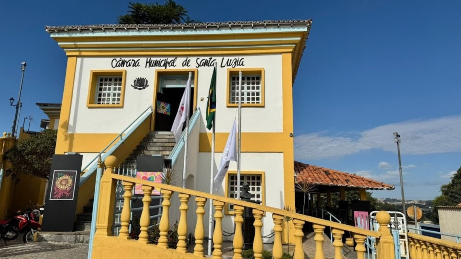 Justiça multa ex-presidente da Câmara de Santa Luzia por uso político de evento em escola pública