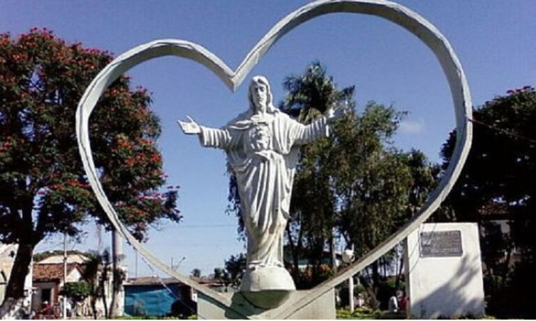 Estátua de Cristo em Coração de Jesus, no Norte de Minas