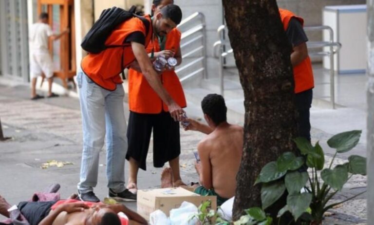Servidores da Prefeitura de BH entregam copo com água a pessoa em situação de rua