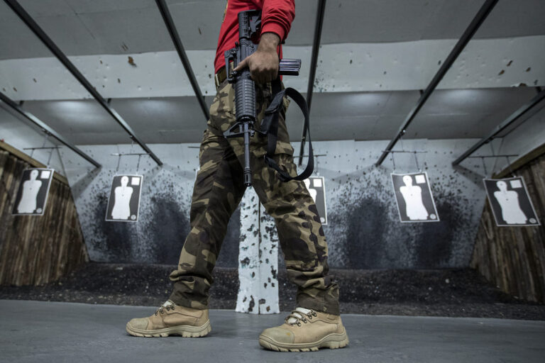 Customização de armas de fogo e treinamento em um clube de tiro