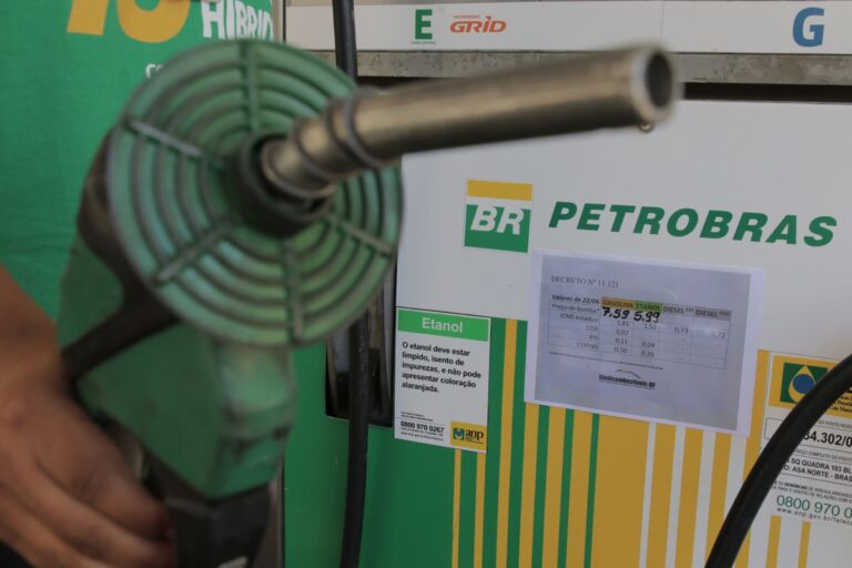 Postos de combustíveis do DF exibem tabelas afixadas nas bombas mostrando os preços anteriores dos produtos