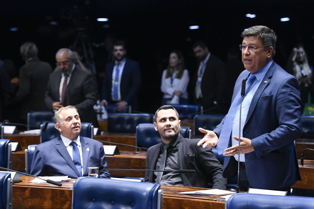 Izalci, Cleitinho e Carlos Viana no plenário do Senado