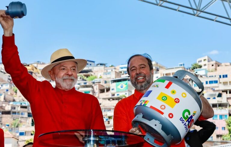Lula e Alexandre Silveira durante cerimônia de anúncio do programa “Gás do Povo