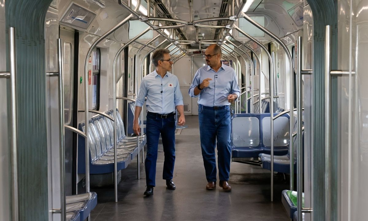 Romeu Zema e Mateus Simões em vagão do metrô de BH