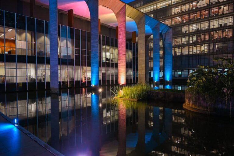 Iluminação especial do Palácio Itamaraty alusiva ao Mês de Visibilidade Trans.