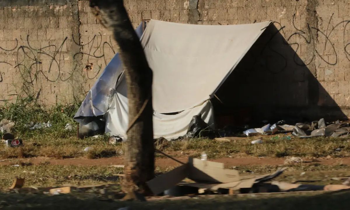 Foto mostra abrigo de pessoas em situação de rua
