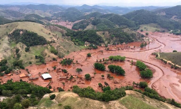 Dia do rompimento da barragem do Fundão, em novembro de 2015, em Mariana