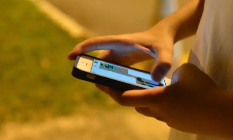 Pessoa mexendo em celular
