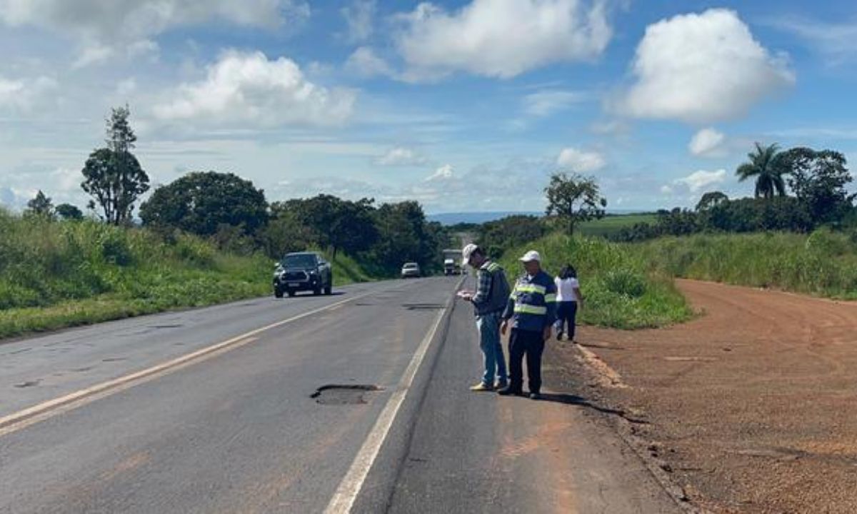 Trecho da BR-365 em trecho já concedido à iniciativa privada esburacada em decorrência das chuvas