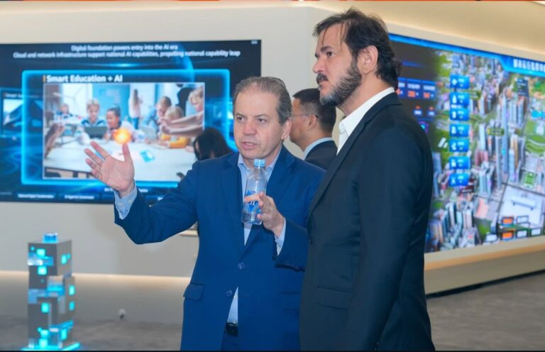 O deputado federal Rodrigo de Castro e o presidente do União Brasil, Antonio Rueda, na foto.