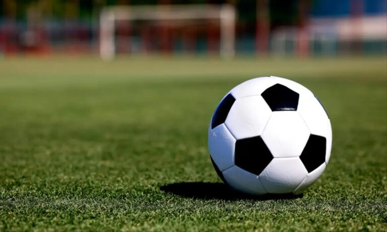 Bola de futebol no campo