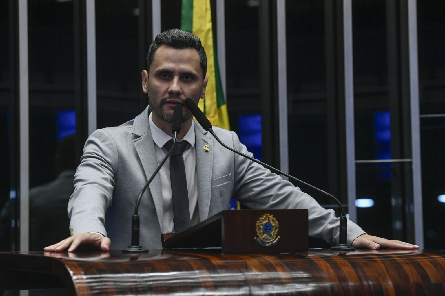 O senador Cleitinho Azevedo no plenário