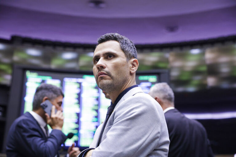 O senador Cleitinho Azevedo durante sessão no Senado Federal.