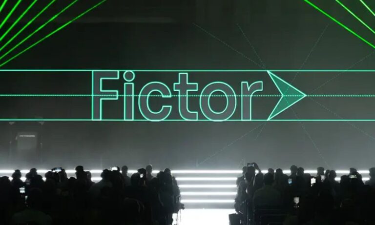 Logomarca do grupo Fictor projetada durante evento