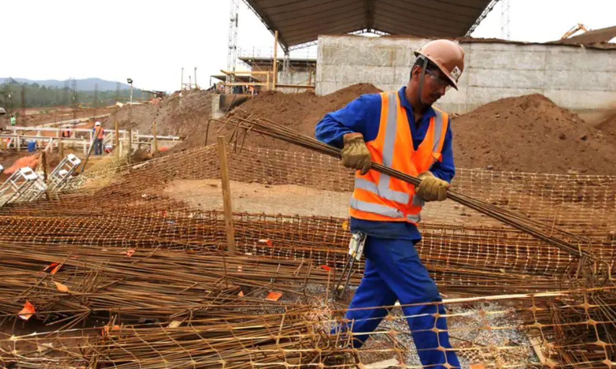 Foto mostra operário em obra