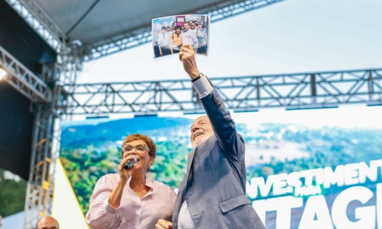 Marília Campos e Lula dividem palanque em evento do governo federal