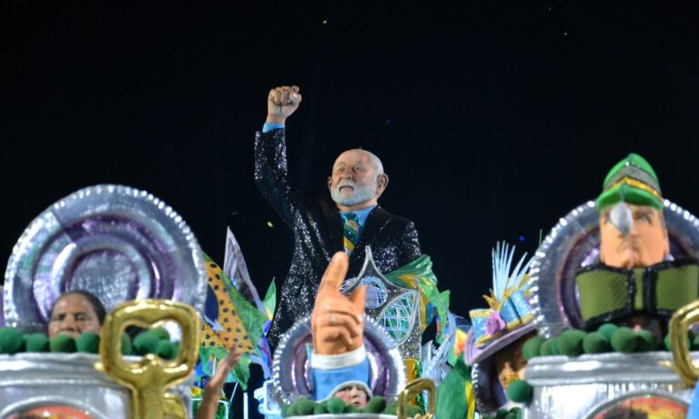 Escultura de Lula em alegoria da Acadêmicos de Niterói