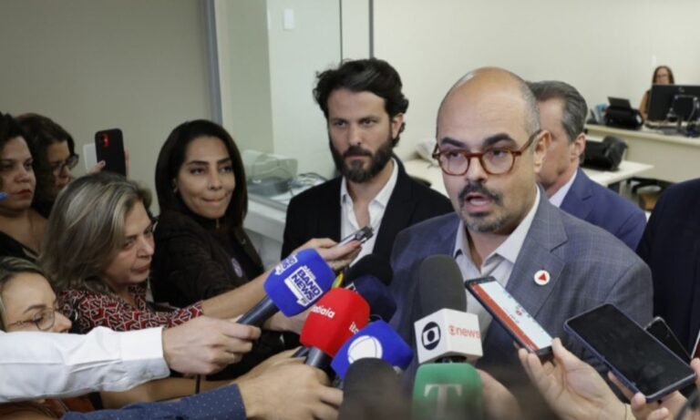 Marcelo Aro e Mateus Simões durante entrevista