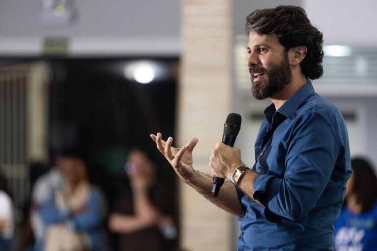 Marcelo Aro durante discurso