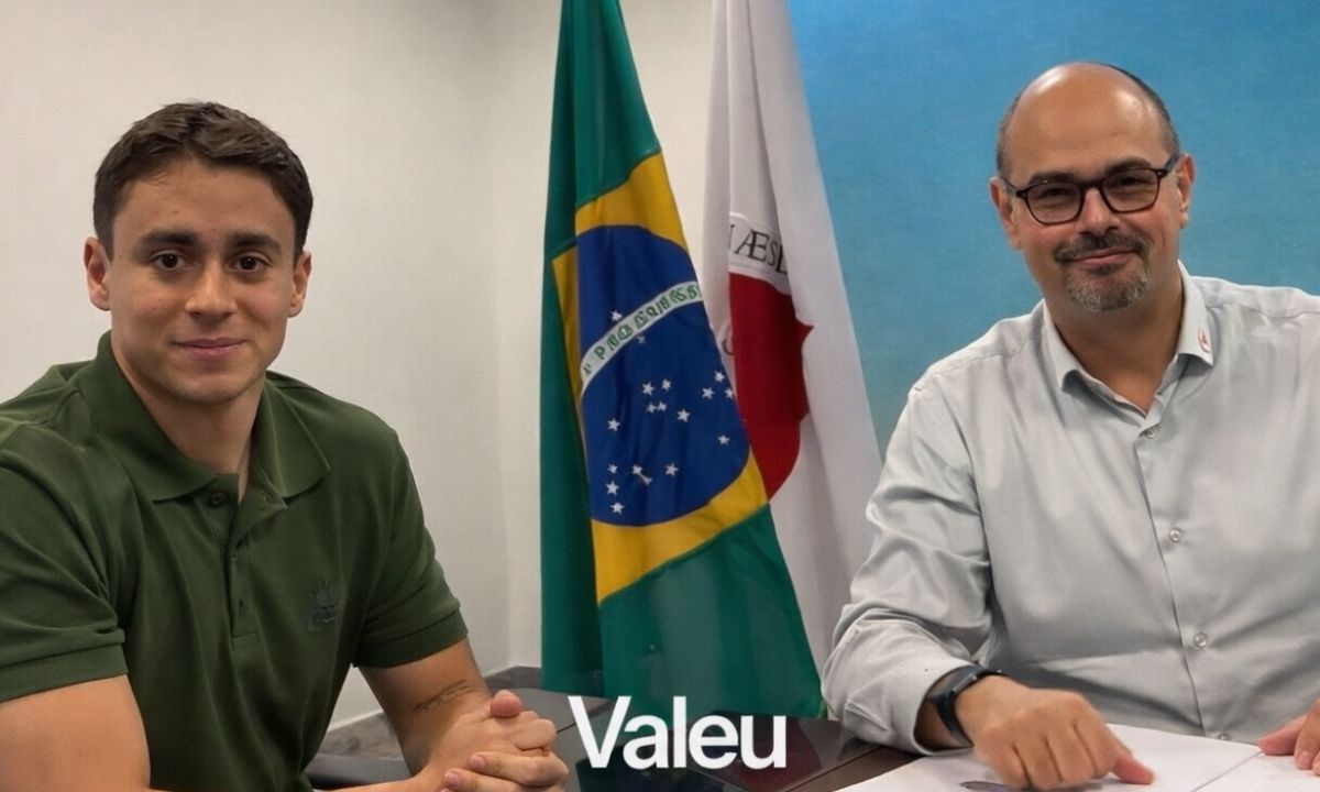 O deputado federal Nikolas Ferreira e o vice-governador, Mateus Simões durante reunião.
