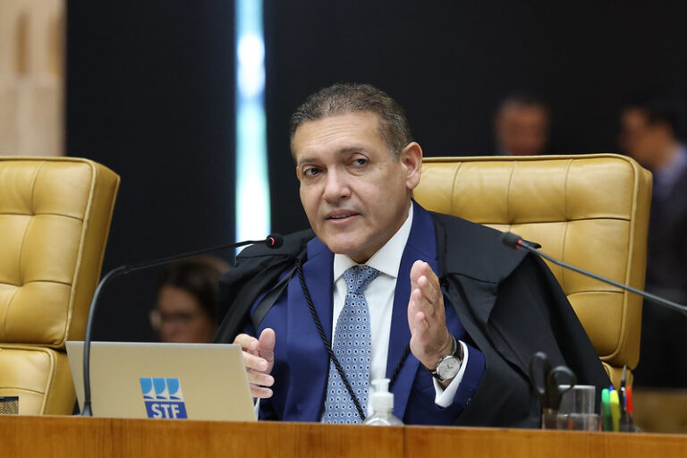 O ministro Nunes Marques durante sessão no STF.