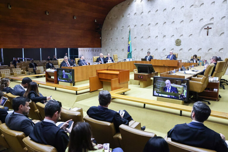 Ministros no plenário do STF