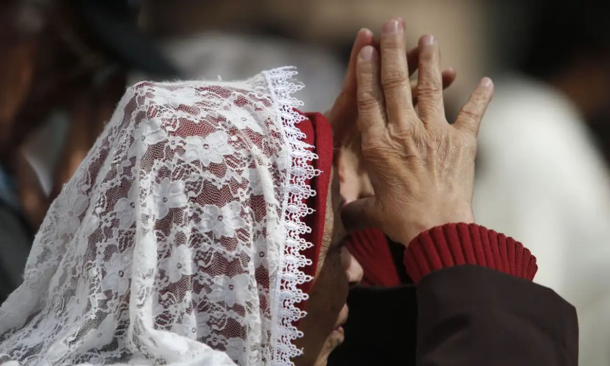 Mulher em momento de oração