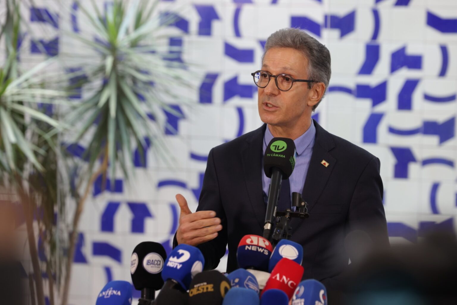 O governador de Minas, Romeu Zema, durante coletiva de imprensa na Câmara dos Deputados.