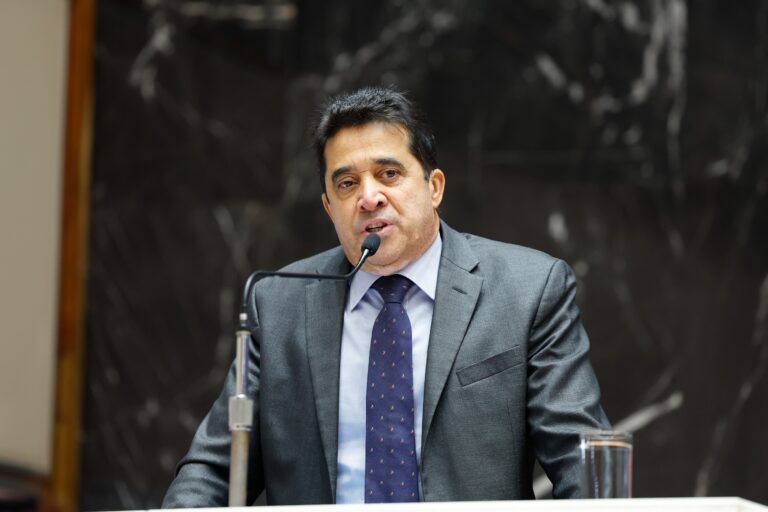 O deputado estadual Sargento Rodrigues na tribuna da ALMG.