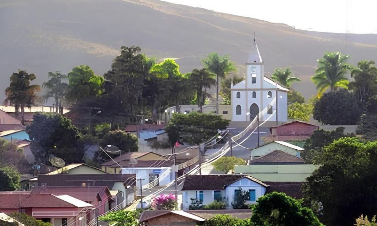 Casas e igreja: Serra da Saudade vista de sua parte alta