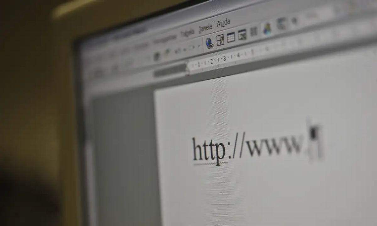 Foto mostra tela de computador