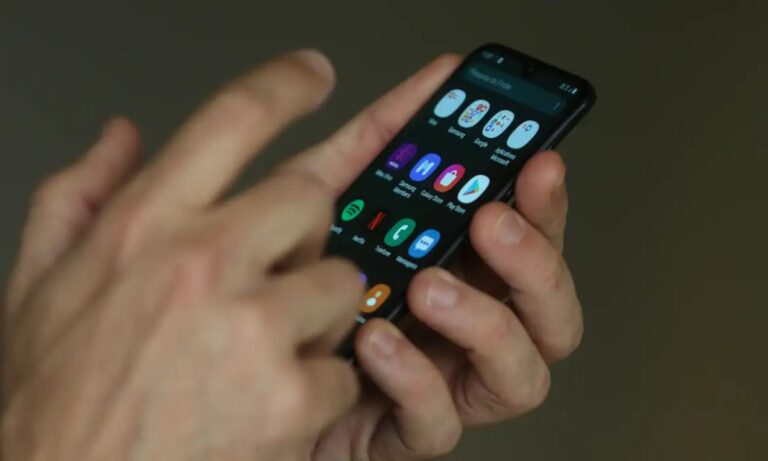 Homem utiliza telefone celular