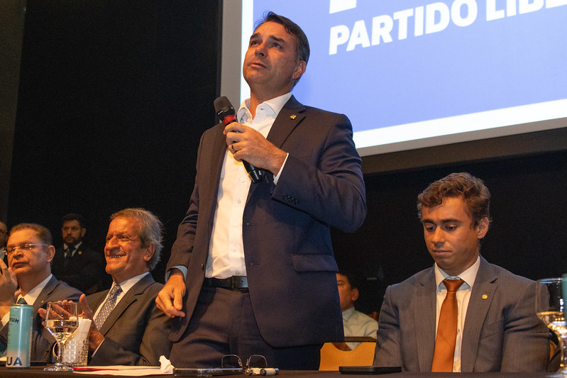 Na foto, Valdemar Costa Neto, Flávio Bolsonaro e Nikolas Ferreira