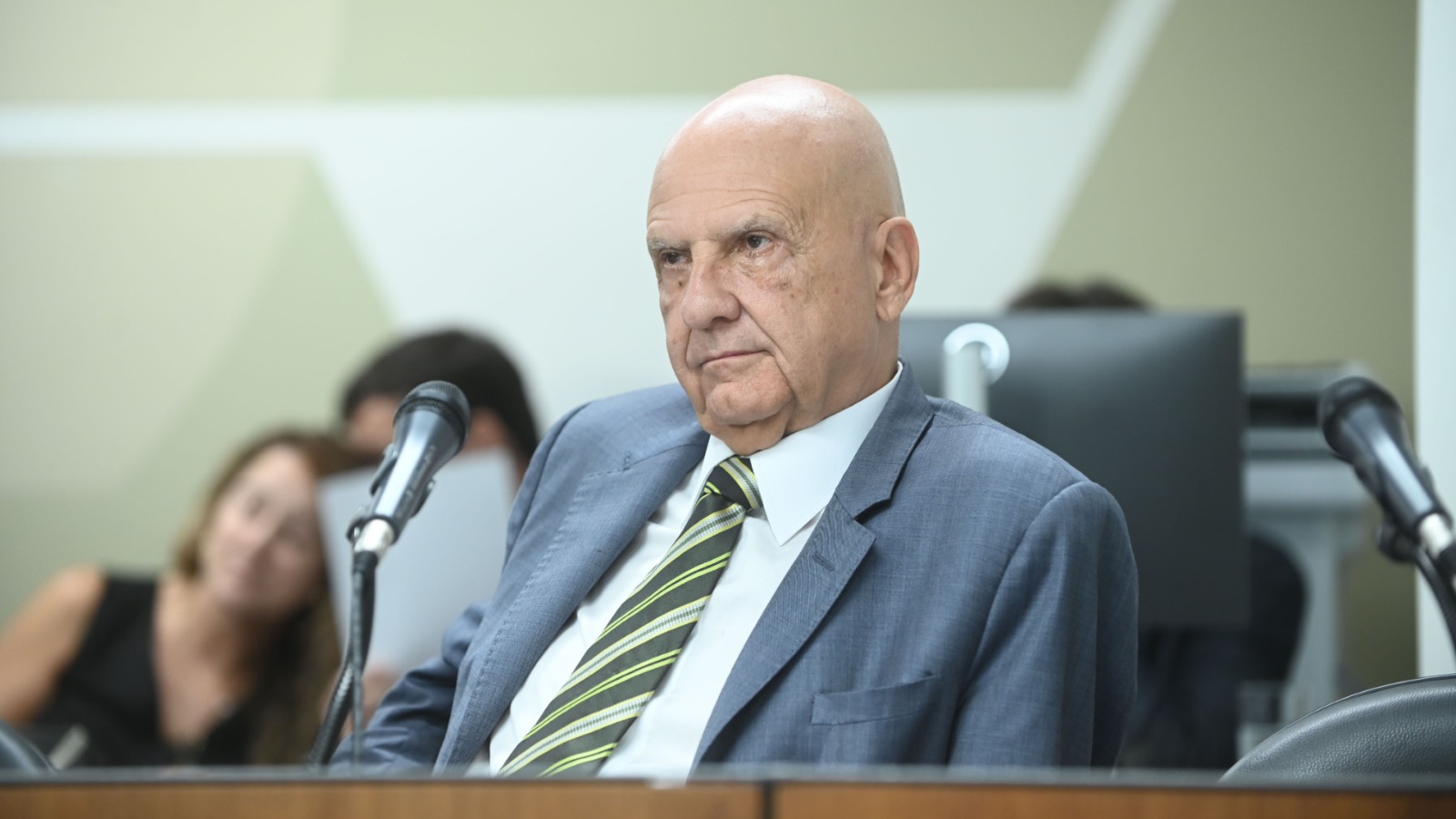 A busca de deputado mineiro por partido para disputar o mesmo cargo que a filha