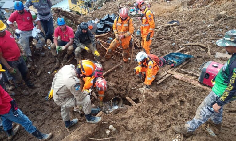 Bombeiros em missão de resgate