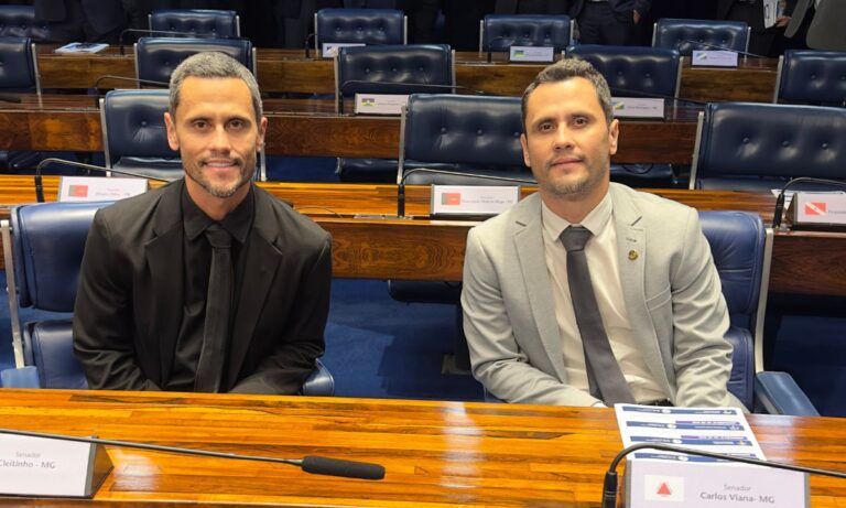 O prefeito de Divinópolis, Gleidson Azevedo e o irmão gêmeo, senador Cleitinho, no Plenário do Senado.