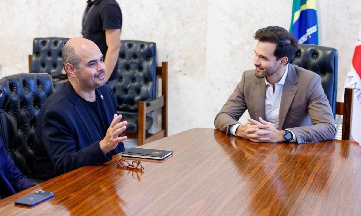 O governador Mateus Simões em reunião com o presidente da ALMG, Tadeu Martins