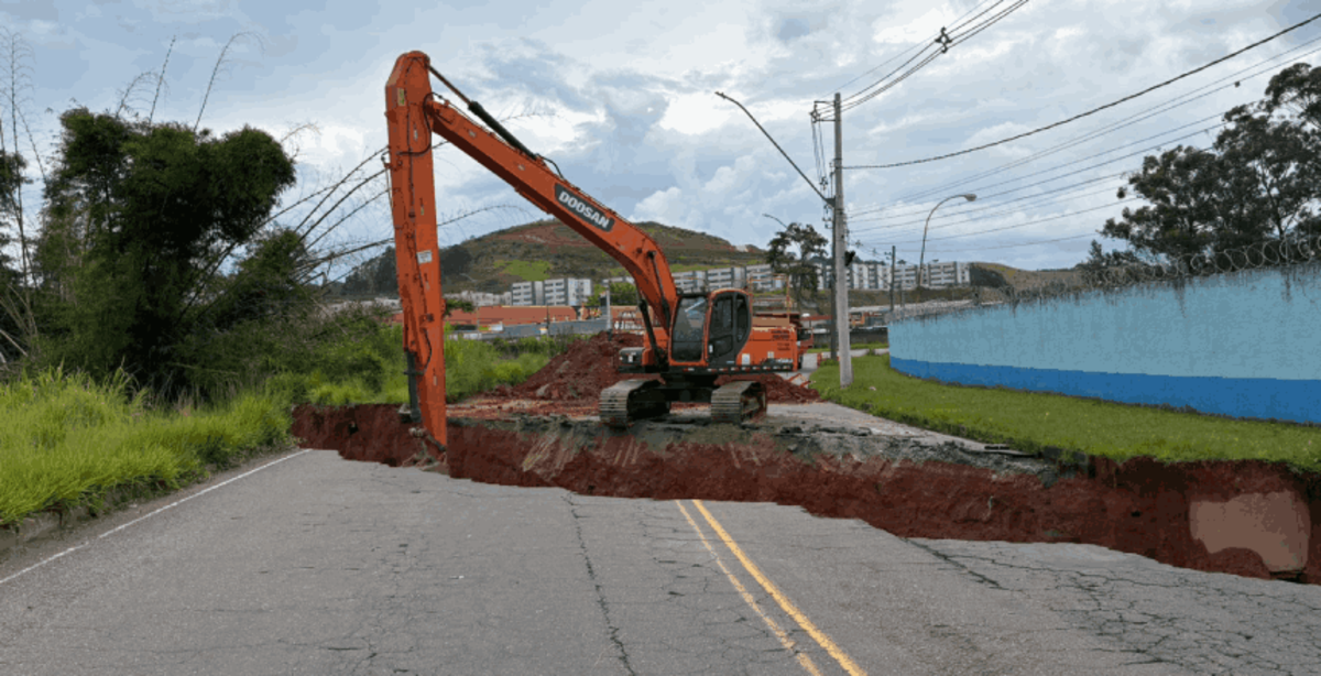 Chuvas fortes causam danos e interrompem trânsito no Acesso Norte, em Juiz de Fora