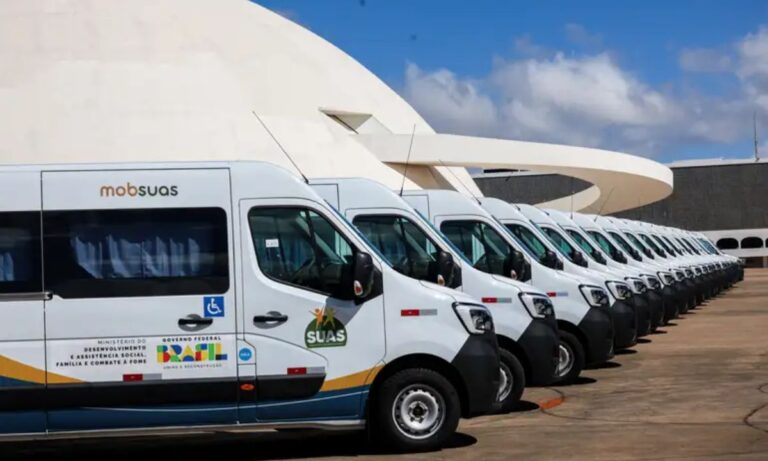 Veículos plotados com Ministério do Desenvolvimento e Assistência Social, Família e Combate à Fome