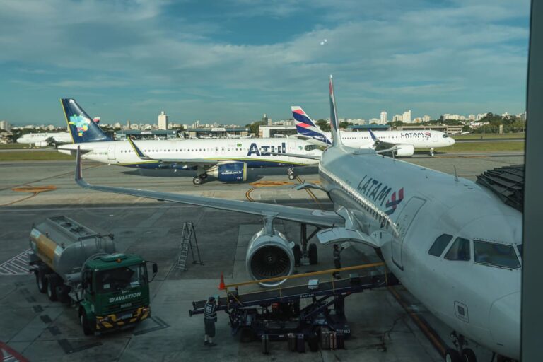 Aviões taxiando na pista do aeroporto de Congonha